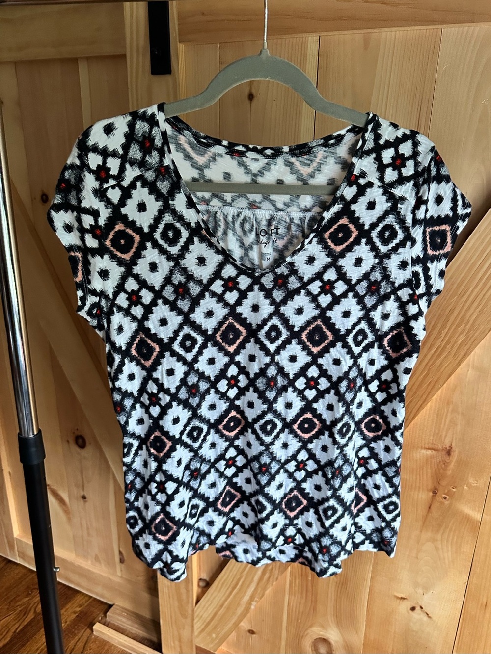 LOFT Black & White Geometric Short Sleeve V-Neck Tee with Pink Accents